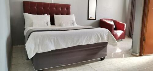 STANDARD ROOM , 1 DOUBLE BED, SLEEPS 1 OR 2 PEOPLE SHARING=R400.00 (MACHIBINI)